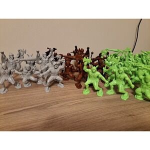 TimMee LOT OF 32 LEGENDARY BATTLE FANTASY Gray, Brown, Green Figures 1:24 Scale